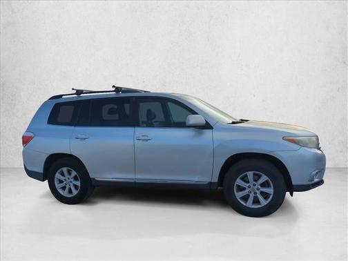 Classic Silver Metallic 2013 Toyota Highlander SE