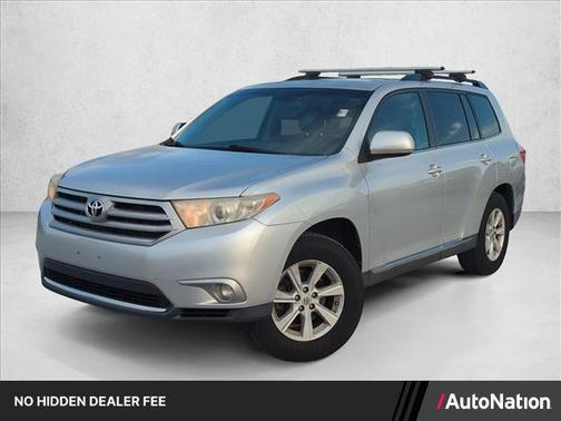 Classic Silver Metallic 2013 Toyota Highlander SE