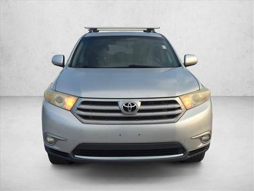 Classic Silver Metallic 2013 Toyota Highlander SE