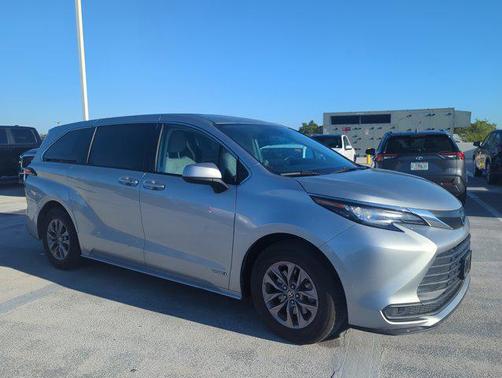 2021 Toyota Sienna LE
