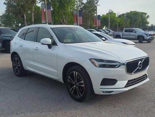 Crystal White Metallic 2021 Volvo XC60 T5 Momentum