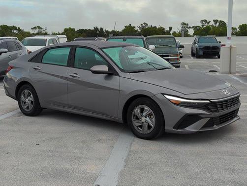 2024 Hyundai ELANTRA SE