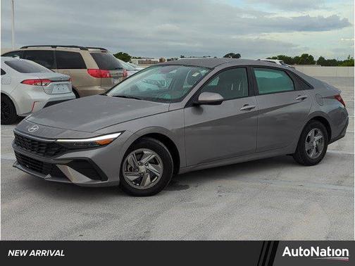 2024 Hyundai ELANTRA SE