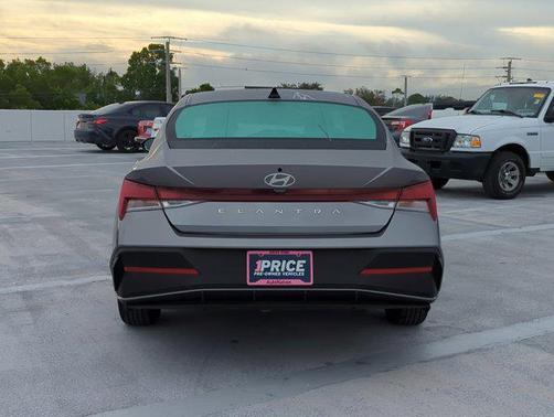 2024 Hyundai ELANTRA SE