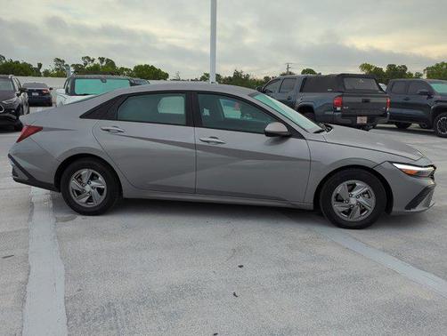 2024 Hyundai ELANTRA SE