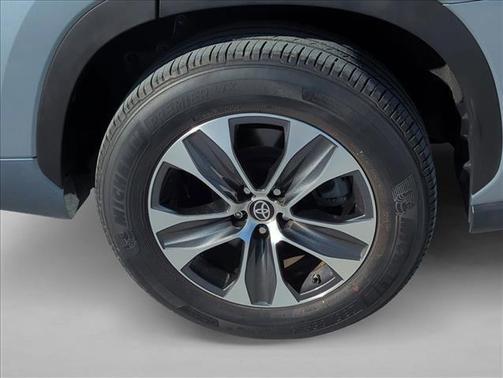 Moon Dust 2023 Toyota Highlander XLE