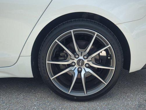 Uyuni White 2022 Genesis G70 2.0T RWD