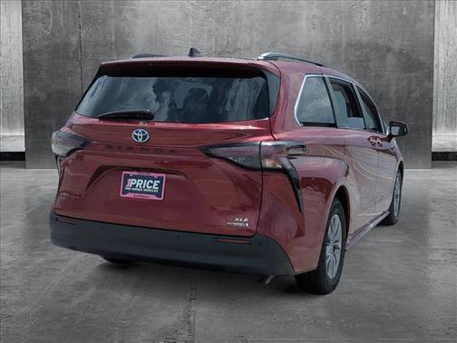 2023 Toyota Sienna XLE 8 Passenger