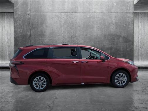 2023 Toyota Sienna XLE 8 Passenger