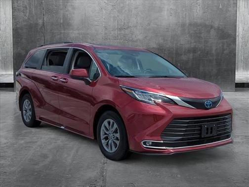 2023 Toyota Sienna XLE 8 Passenger