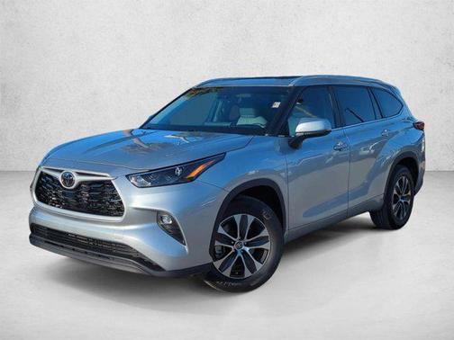 Celestial Silver Metallic 2023 Toyota Highlander XLE