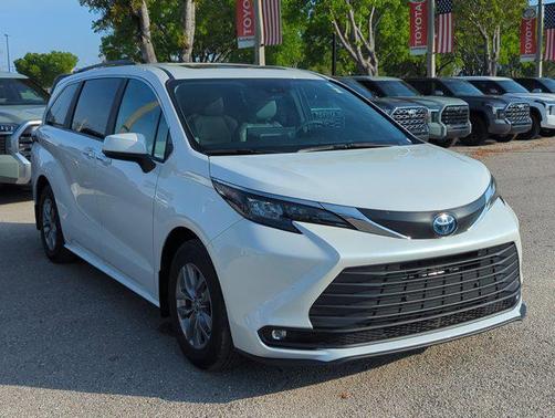 Wind Chill Pearl 2025 Toyota Sienna XLE