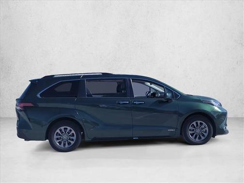 2021 Toyota Sienna XLE 8 Passenger
