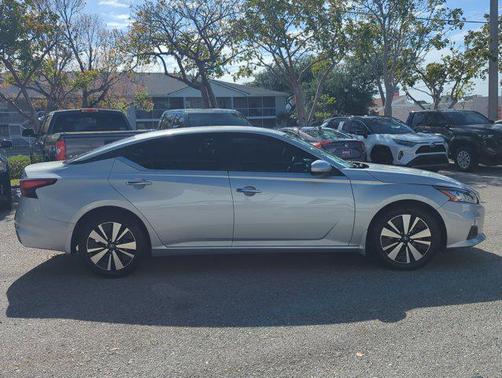 Brilliant Silver Metallic 2022 Nissan Altima 2.5 SV