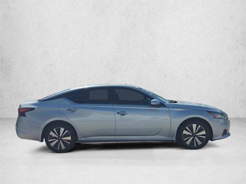 Brilliant Silver Metallic 2022 Nissan Altima 2.5 SV