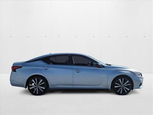 2022 Nissan Altima SR FWD