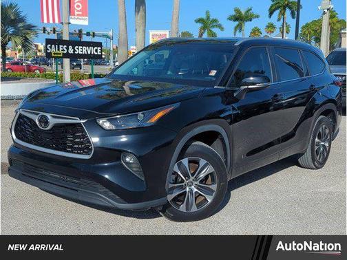 Midnight Black Metallic 2023 Toyota Highlander XLE