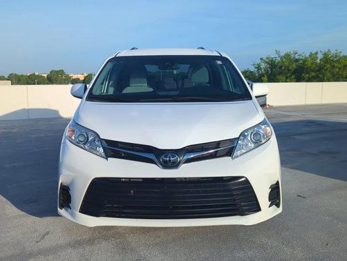 Super White 2020 Toyota Sienna LE