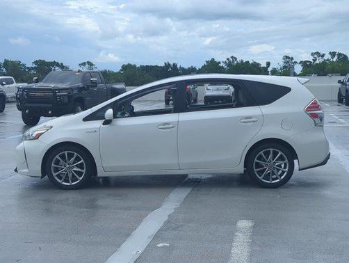 2017 Toyota Prius v Five