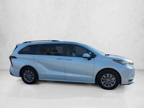 Wind Chill Pearl 2023 Toyota Sienna XLE