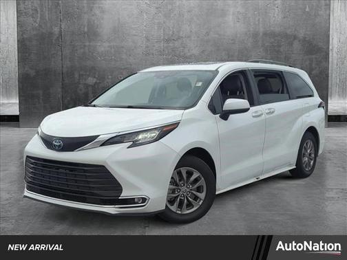 2022 Toyota Sienna XLE 8 Passenger