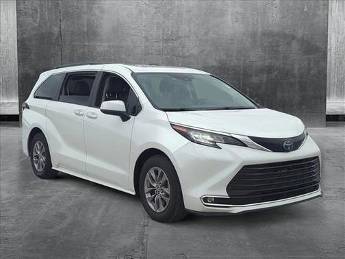 2022 Toyota Sienna XLE 8 Passenger