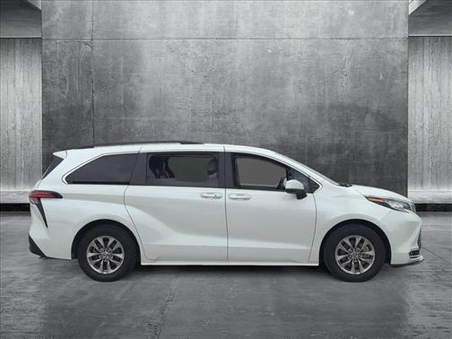 2022 Toyota Sienna XLE 8 Passenger