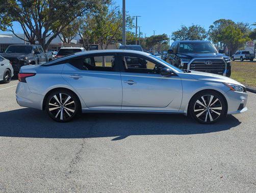 2022 Nissan Altima SR FWD