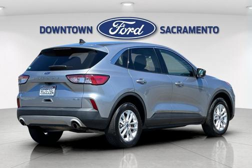 Iconic Silver Metallic 2022 Ford Escape SE