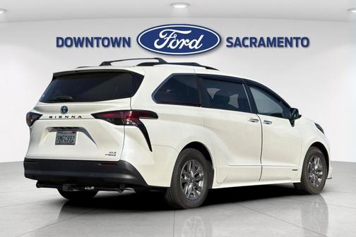 2021 Toyota Sienna XLE 8 Passenger