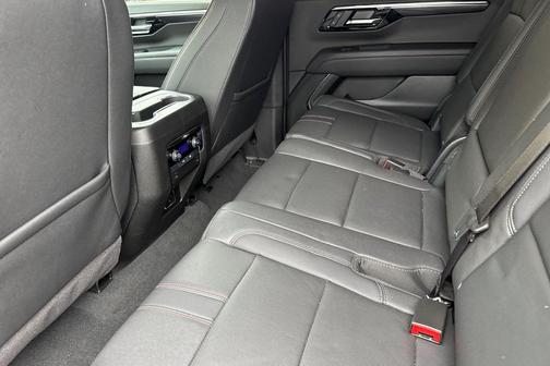 2025 Chevrolet Suburban RST