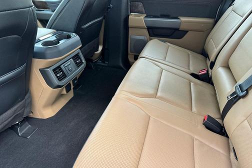 Oxford White 2023 Ford F-250 Lariat