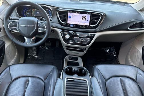 Brilliant Black Crystal Pearlcoat 2024 Chrysler Pacifica Hybrid Select