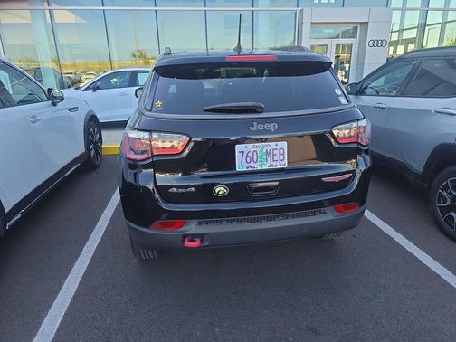 Diamond Black Crystal Pearlcoat 2019 Jeep Compass Trailhawk