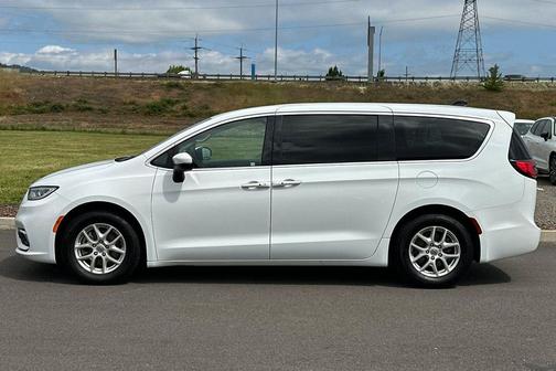 Bright White Clearcoat 2023 Chrysler Pacifica Touring L