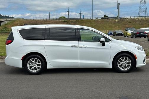Bright White Clearcoat 2023 Chrysler Pacifica Touring L