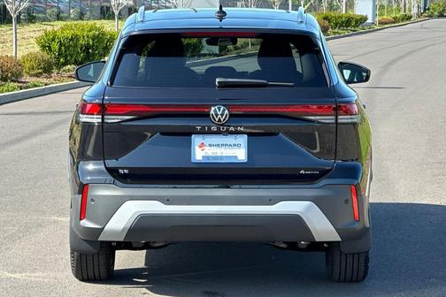 Deep Black 2026 Volkswagen Tiguan 2.0T SE 4MOTION