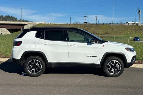 Bright White Clearcoat 2024 Jeep Compass Trailhawk