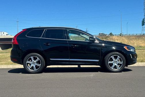 Black Sapphire Metallic 2014 Volvo XC60 T6 R-Design Premier Plus
