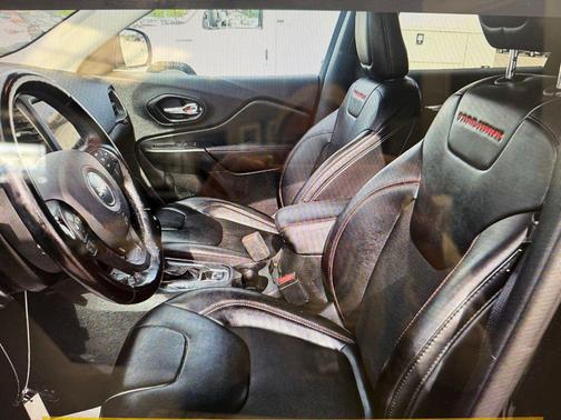 Diamond Black Crystal Pearlcoat 2021 Jeep Cherokee Trailhawk