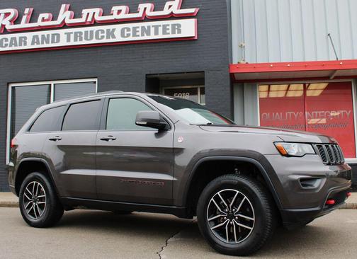 Granite Crystal Metallic Clearcoat 2019 Jeep Grand Cherokee Trailhawk