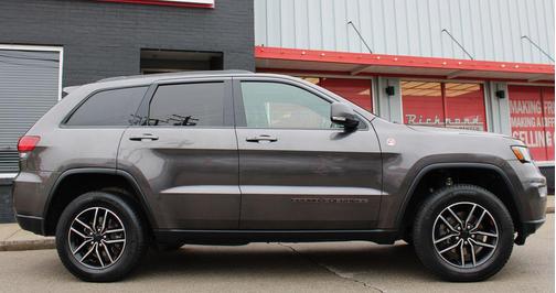 Granite Crystal Metallic Clearcoat 2019 Jeep Grand Cherokee Trailhawk