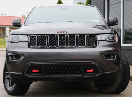 Granite Crystal Metallic Clearcoat 2019 Jeep Grand Cherokee Trailhawk
