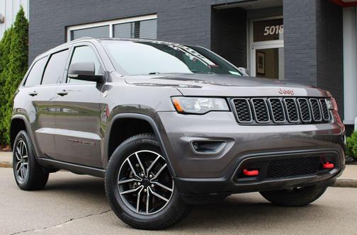 Granite Crystal Metallic Clearcoat 2019 Jeep Grand Cherokee Trailhawk
