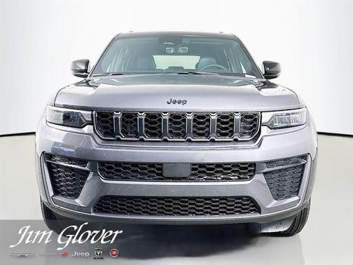Metallic 2026 Jeep Grand Cherokee Laredo