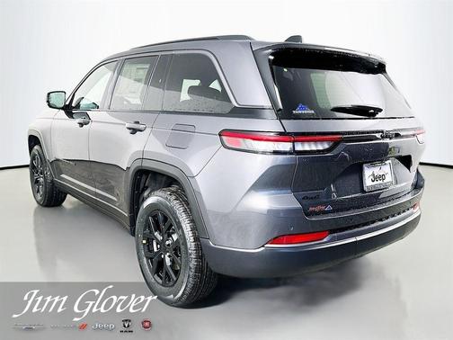 Metallic 2026 Jeep Grand Cherokee Laredo