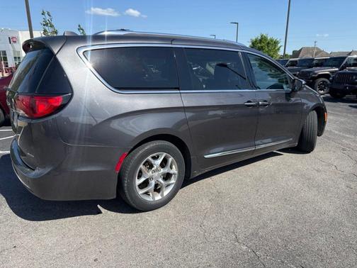 Granite Crystal Clearcoat Metallic 2019 Chrysler Pacifica Limited