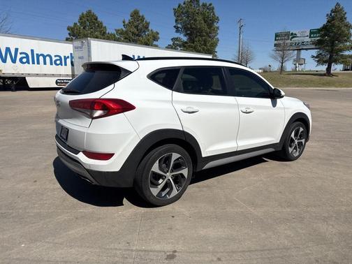 Dazzling White 2018 Hyundai TUCSON Value