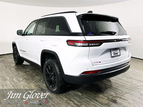 Bright White Clearcoat 2026 Jeep Grand Cherokee Laredo