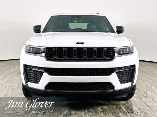 Bright White Clearcoat 2026 Jeep Grand Cherokee Laredo